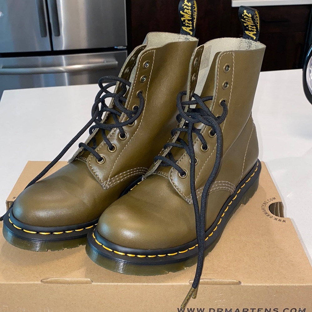 Olive 1460 pascal Doc Martens